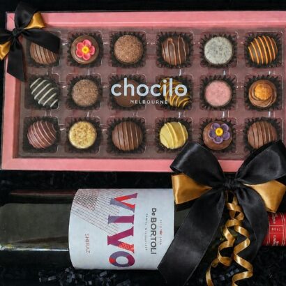 Red wine corporate gift hamper featuring bottle of De Bortoli Vivo Shiraz red wine, Chocilo Melbourne handmade artisan chocolates, and matte black magnetic gift box
